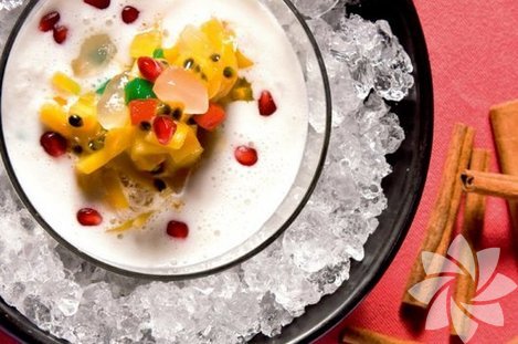 Thai mücevheri ve meyveleri ile buzlu Hindistan cevizli tatlısi isteyen?