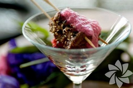 Bonfile şişler ve ılık noodle salatası 