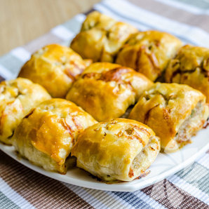 Milföy hamuruyla kaplanmış et sarma...
