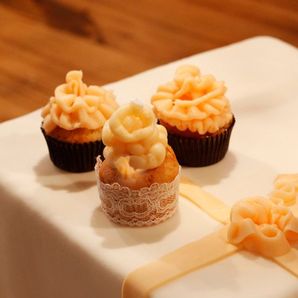 Renkli buttercream ve ganajlı cupcake