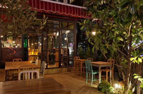 Bağdat Cadde'sinin yemyeşil bahçesiyle misafilerini karşılayan restoranı açıldı! 