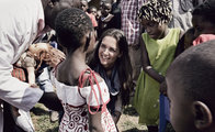 Katie Holmes’den Afrika’ya destek