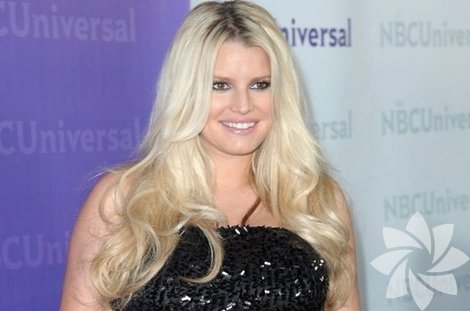 Jessica Simpson bizlere hamile olduğunu unutturmayacak! 