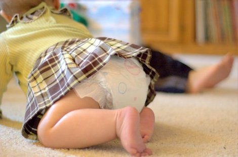 Taze babalara ipuçları: Kız ve erkek bebek için bez değiştirme