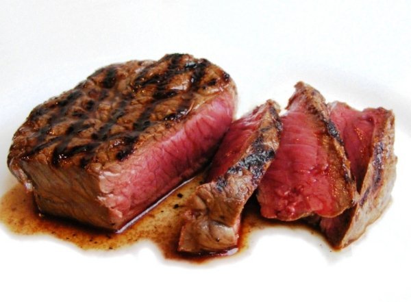 Kırmızı et: İşlemden ge&ccedil;irilmemiş kırmızı et, omega-3  bakımından zengindir. Makul miktarda t&uuml;ketildiğinde kanserden korur.  Protein ve B12 vitamini kaynağı.